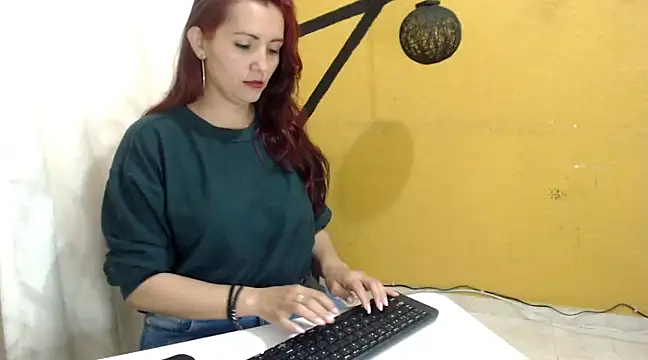 Snapshot of nanis_milf chatting on 03/20/25, 08:40 nanis milf online show from 03/20/25, 08:40