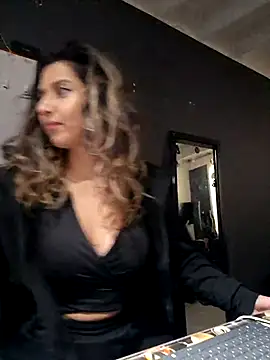 Isabella Varella online show from 10/28/25, 12:59