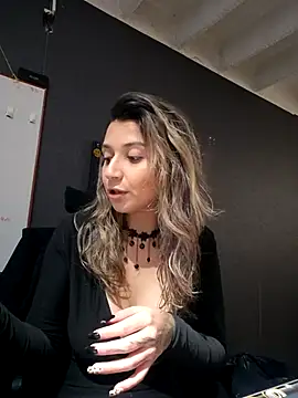 Isabella Varella online show from 10/27/25, 01:12