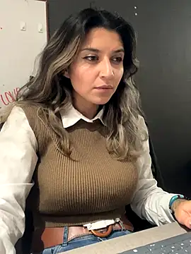 Isabella Varella online show from 11/24/25, 05:13