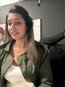 Isabella Varella online show from 11/12/25, 01:04