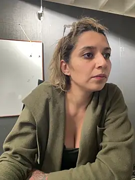 Isabella Varella online show from 02/24/26, 12:28