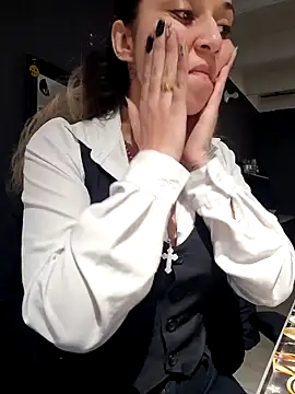 Isabella Varella online show from 10/24/25, 12:37