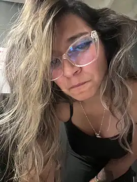 Isabella Varella online show from 11/18/25, 12:37