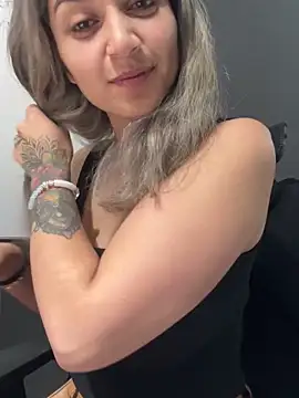 Isabella Varella online show from 12/17/25, 12:54