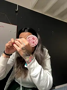 Isabella Varella online show from 11/28/25, 01:00