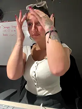 Isabella Varella online show from 12/03/25, 12:26