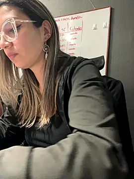 Isabella Varella online show from 11/15/25, 12:58