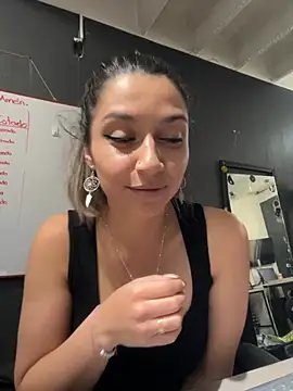 Isabella Varella online show from 11/14/25, 12:53