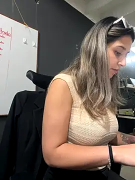 Isabella Varella online show from 11/13/25, 12:42