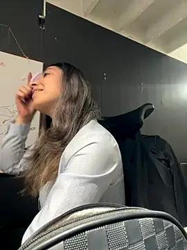 Isabella Varella online show from 12/01/25, 12:28