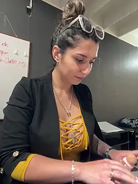 Isabella Varella online show from 11/20/25, 01:23