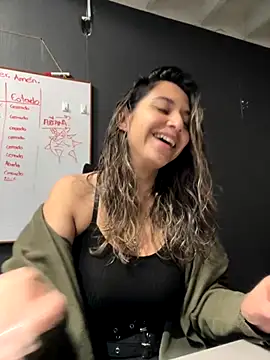 Isabella Varella online show from 11/17/25, 12:31