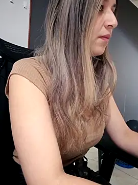 Snapshot of Isabella_Varella chatting on 10/17/25, 01:02 Isabella Varella online show from 10/17/25, 01:02