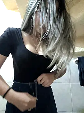 Snapshot of Isabella_Varella chatting on 03/12/25, 04:56 Isabella Varella online show from 03/12/25, 04:56