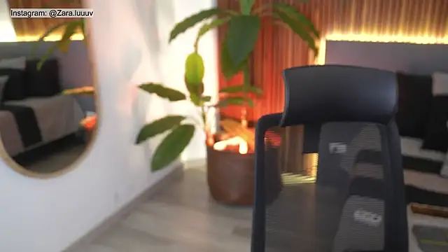 ZaraLuuv online show from 10/22/25, 04:17