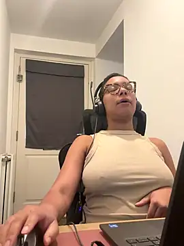 Melia Rayne online show from 12/22/25, 11:21