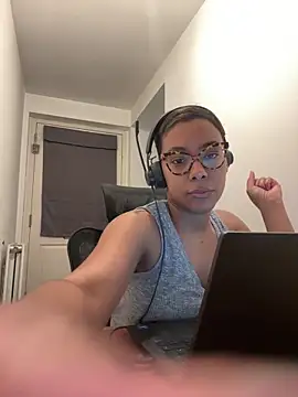 Melia Rayne online show from 12/19/25, 11:23