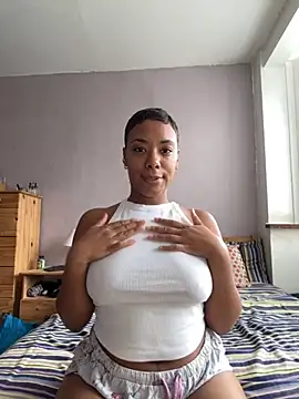 Snapshot of Melia_Rayne chatting on 10/18/25, 11:56 Melia Rayne online show from 10/18/25, 11:56