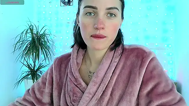 Snapshot of neferutt chatting on 11/22/25, 01:10 neferutt online show from 11/22/25, 01:10