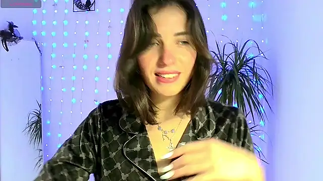 Snapshot of neferutt chatting on 11/17/25, 11:36 neferutt online show from 11/17/25, 11:36