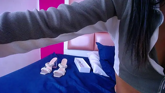 tiny sarah1 online show from 11/21/25, 03:00