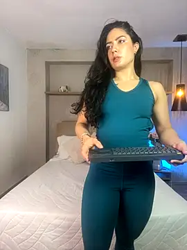 isabella winkler online show from 10/08/25, 12:17