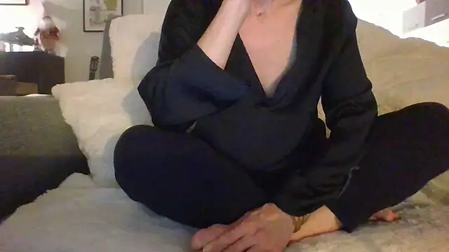 Snapshot of Valentinette chatting on 12/15/25, 08:47 Valentinette online show from 12/15/25, 08:47