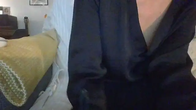 Snapshot of Valentinette chatting on 10/28/25, 10:31 Valentinette online show from 10/28/25, 10:31