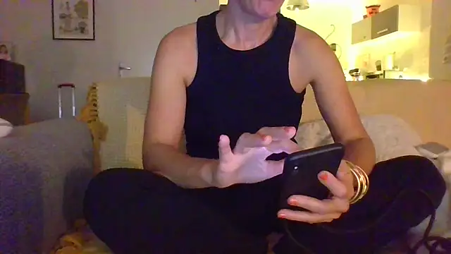 Snapshot of Valentinette chatting on 11/11/25, 08:14 Valentinette online show from 11/11/25, 08:14