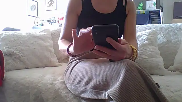 Snapshot of Valentinette chatting on 12/17/25, 01:05 Valentinette online show from 12/17/25, 01:05