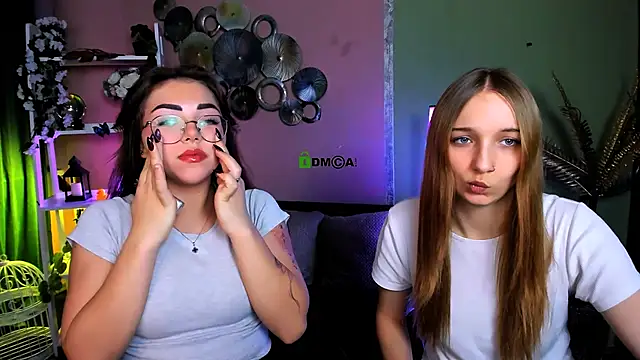 Snapshot of kiki_swan chatting on 12/17/25, 01:38 kiki swan online show from 12/17/25, 01:38