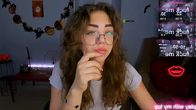 Snapshot of kiki_swan chatting on 10/28/25, 06:56 kiki swan online show from 10/28/25, 06:56