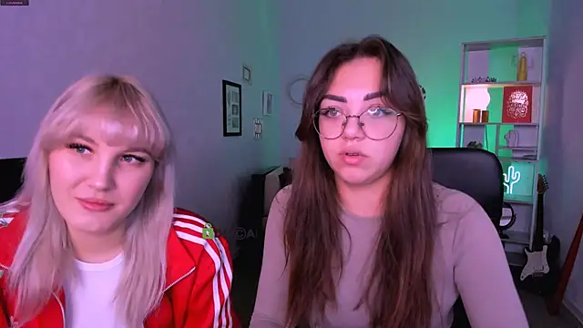 Snapshot of kiki_swan chatting on 12/15/25, 06:52 kiki swan online show from 12/15/25, 06:52