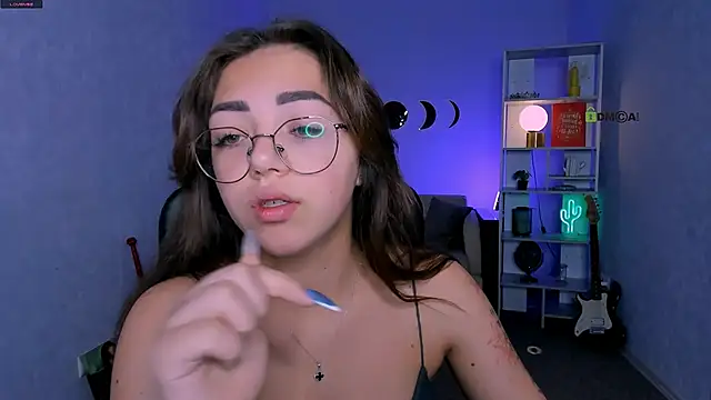 Snapshot of kiki_swan chatting on 11/14/25, 06:39 kiki swan online show from 11/14/25, 06:39