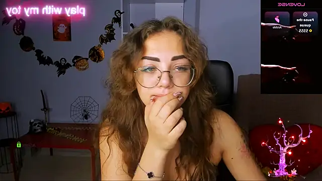 Snapshot of kiki_swan chatting on 10/29/25, 07:40 kiki swan online show from 10/29/25, 07:40