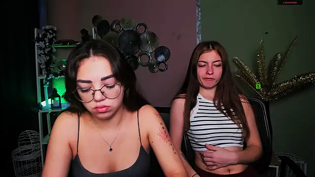 Snapshot of kiki_swan chatting on 11/26/25, 06:46 kiki swan online show from 11/26/25, 06:46