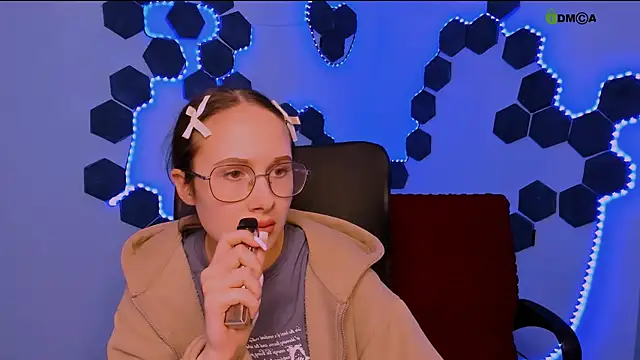 Snapshot of mona_cloud chatting on 12/20/25, 10:12 mona cloud online show from 12/20/25, 10:12