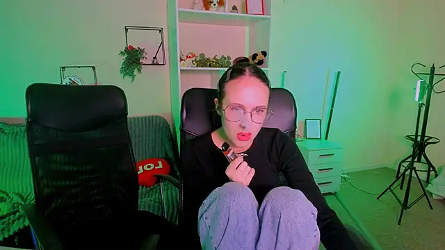 mona cloud online show from 10/05/25, 11:39