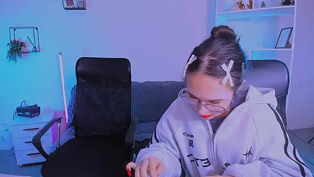 mona cloud online show from 11/10/25, 12:26