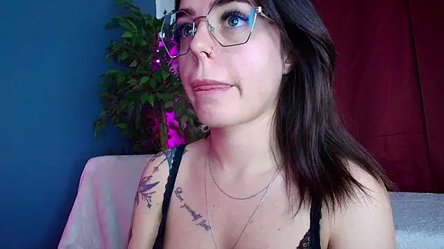 Snapshot of Perfect_Moans chatting on 06/18/26, 04:22 Perfect Moans online show from 06/18/26, 04:22