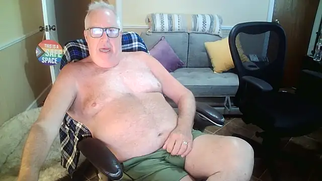 Snapshot of superbearboss chatting on 06/11/26, 10:51 superbearboss online show from 06/11/26, 10:51