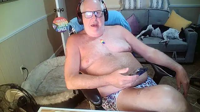 Snapshot of superbearboss chatting on 06/26/26, 02:06 superbearboss online show from 06/26/26, 02:06