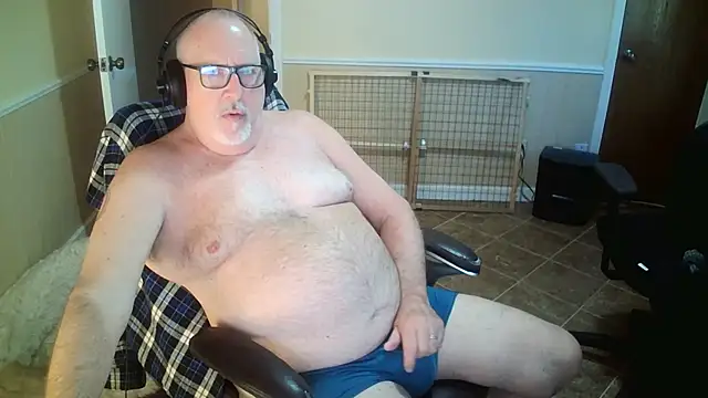 Snapshot of superbearboss chatting on 10/19/25, 10:12 superbearboss online show from 10/19/25, 10:12