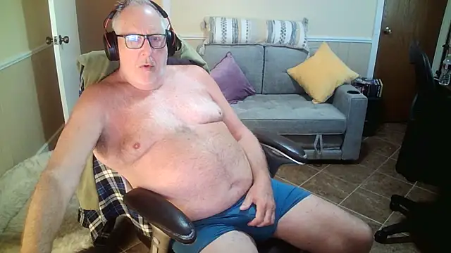Snapshot of superbearboss chatting on 06/15/26, 08:41 superbearboss online show from 06/15/26, 08:41