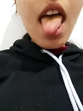 saraaxx1 online show from 12/01/25, 11:55