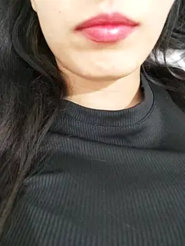 Snapshot of saraaxx1 chatting on 11/11/25, 03:29 saraaxx1 online show from 11/11/25, 03:29