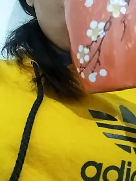 saraaxx1 online show from 11/18/25, 09:23