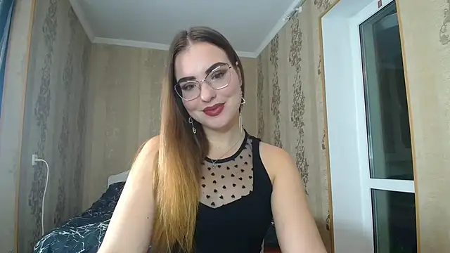 Snapshot of Leila_Kissyu chatting on 10/14/25, 04:07 Leila Kissyu online show from 10/14/25, 04:07
