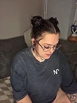 Snapshot of Saucy-Serenity chatting on 10/26/25, 08:42 Saucy-Serenity online show from 10/26/25, 08:42